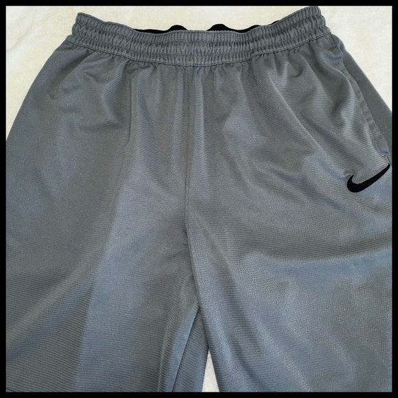 Nike DriFit 🏋🏻‍♀️🥏🏀🏈🏐Mens Shorts XL Grey with 2 pockets and drawstring waist. 👌🏼 - Picture 6 of 16